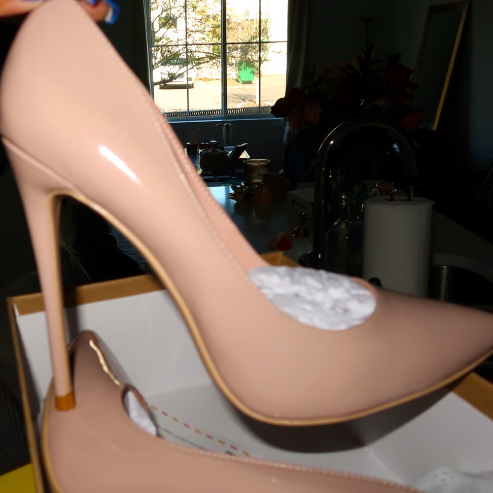 Beautiful Pumps size 9 but fits like a 8.5. Never worn before